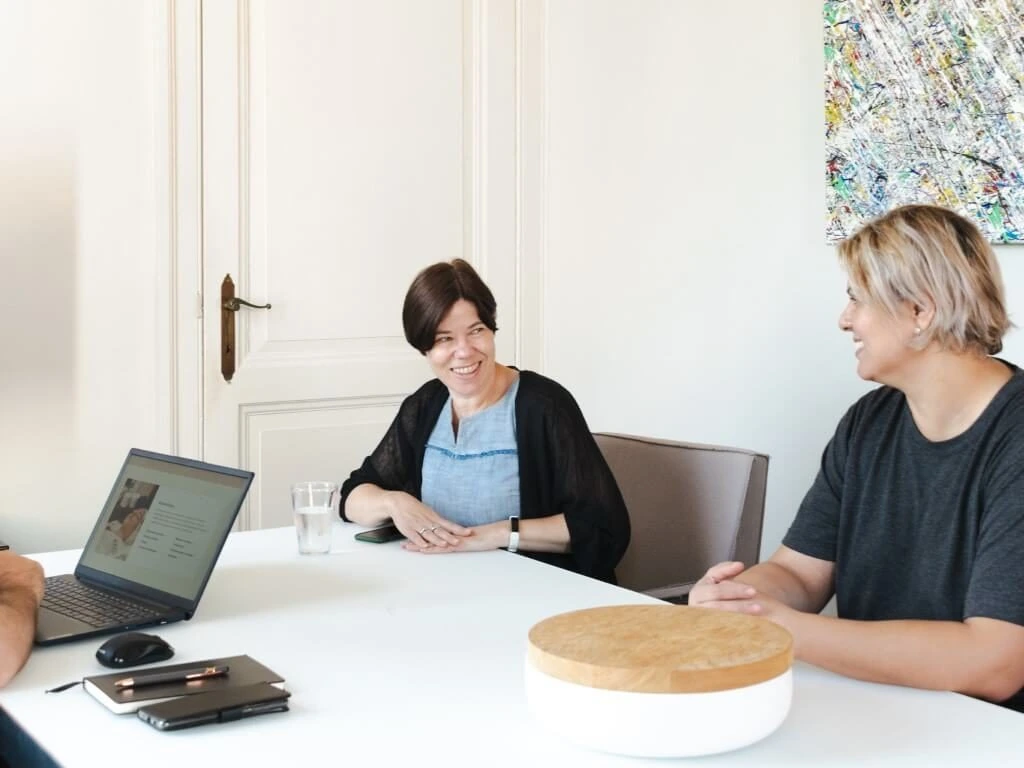 In gesprek aan tafel bij Mailbox