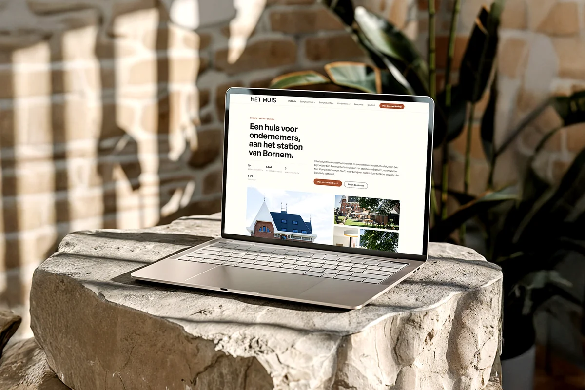 Website van Het Huis.works op een laptop