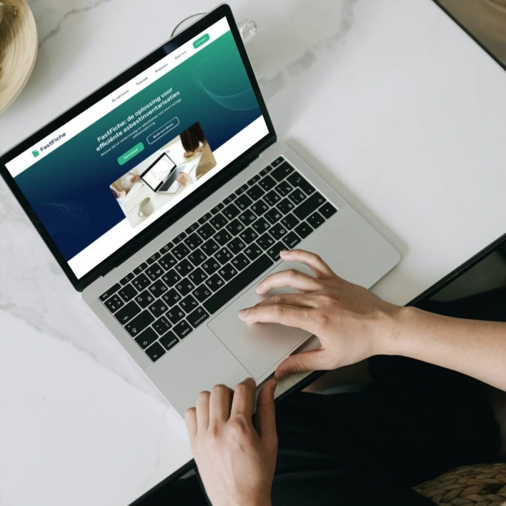 SiteBox-website op een laptop — pure HTML zonder WordPress